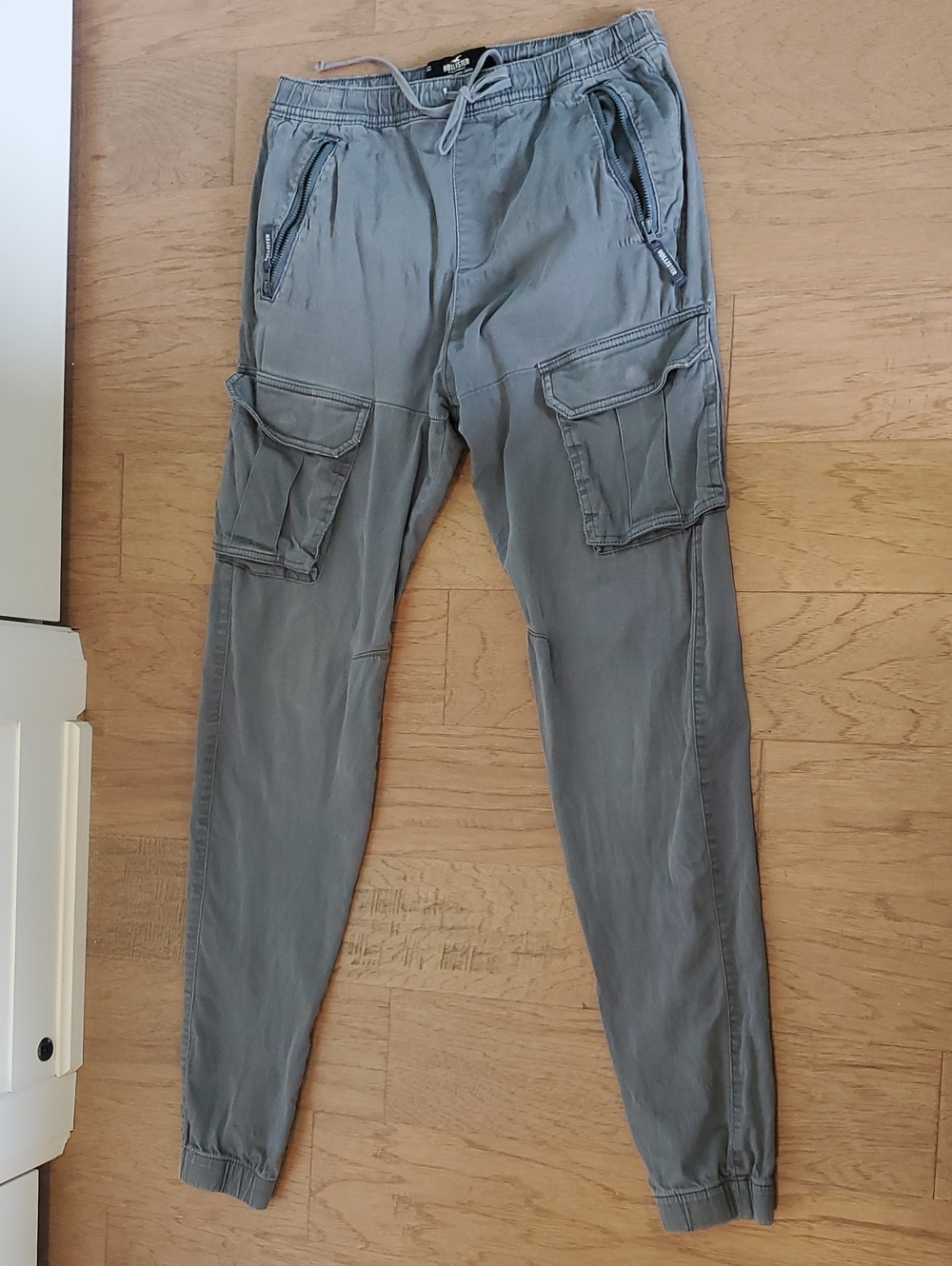 Hollister Men's Gray Cargo Jogger Pants - Casual Utility Style